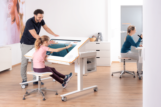 tyro_myro_clinicalsetting_therapyunit_child_therapist_2026_v05_paddle_boat--medel