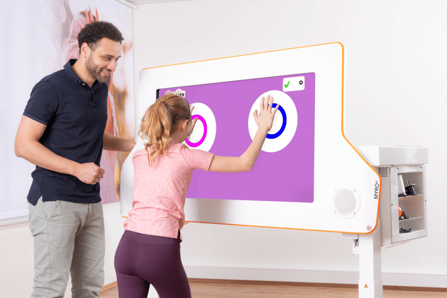 tyro_myro_clinicalsetting_therapyunit_child_therapist_2026_v13_press_the_circle_2x--medel